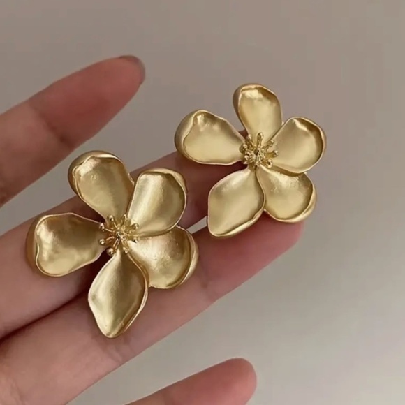 Gold Flower earrings Gold tone matte brushed finish - Picture 3 of 14